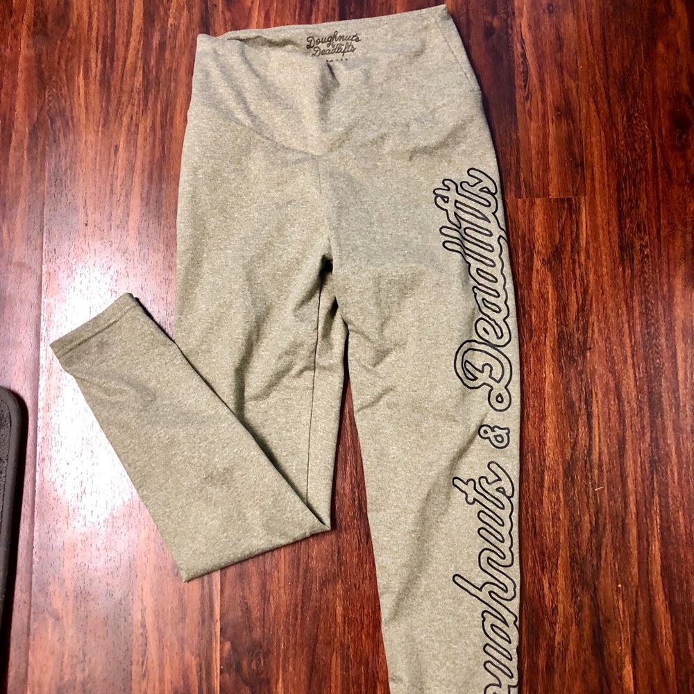 Doughnuts & Deadlifts scrunch butt leggings NWOT